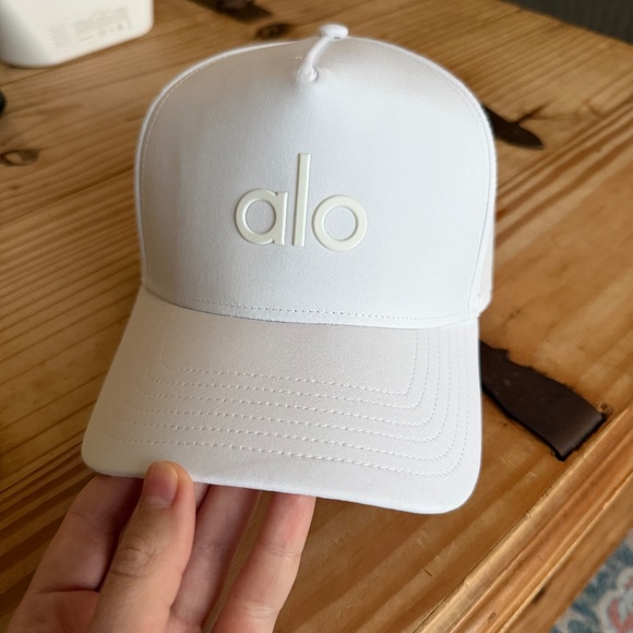 ALO Yoga White Cap - Picture 6 of 6